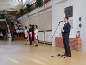 Pan dyrektor Maciej Rusiecki przemawia do uczniów, życząc im dobrego roku szkolnego i samych sukcesów.